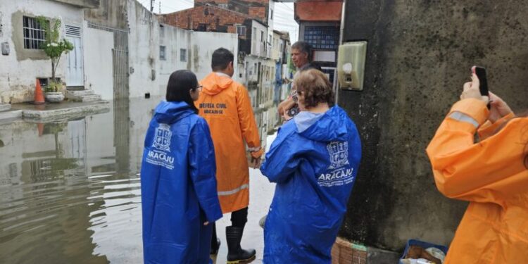 De maneira preventiva, PMA retira moradores do Largo da Aparecida