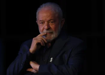 Avaliação positiva do governo Lula recua para 37%, menor índice desde início da gestão, aponta CNT
