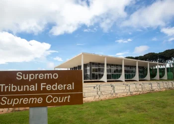 Flávio Dino mantém afastamento de desembargadores do TRF4