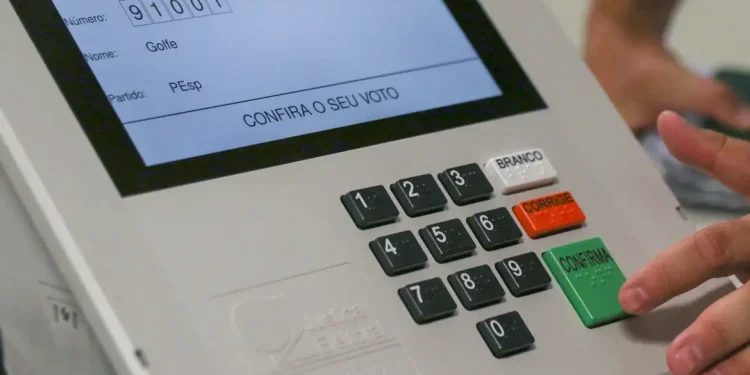 Prazo para emitir e regularizar título de eleitor termina dia 8