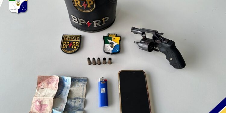 Polícia Militar liberta reféns após roubo a ônibus e apreende arma de fogo no Bairro Lamarão