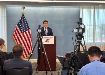 Rodrigo Valadares denuncia ataques à liberdade de expressão em coletiva de imprensa na Heritage Foundation