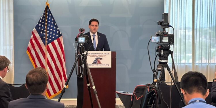 Rodrigo Valadares denuncia ataques à liberdade de expressão em coletiva de imprensa na Heritage Foundation
