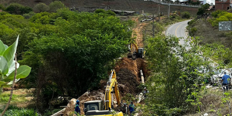 Deso investe substitui a tubulação da Adutora do Semiárido