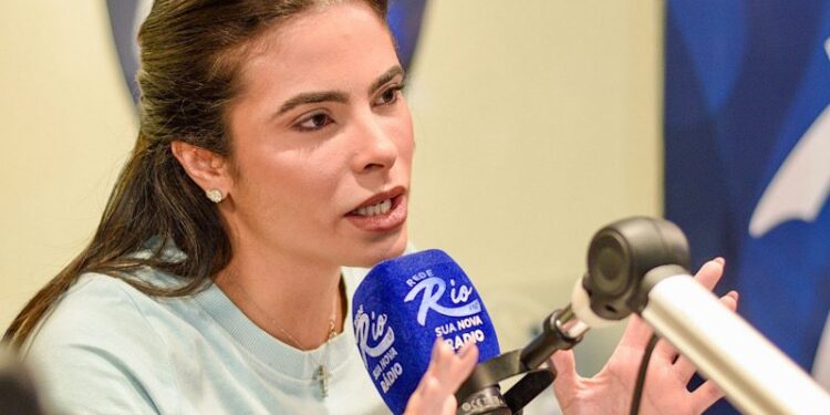 Yandra Moura demonstra preparo e conhecimento dos problemas de Aracaju durante entrevistas na Rio FM