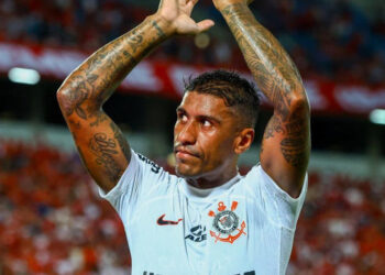 Grande rival do Corinthians surpreende e tenta a contratação de Paulinho