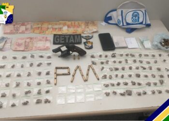 Polícia Militar apreende arma de fogo e prende homem por tráfico de drogas na Coroa do Meio