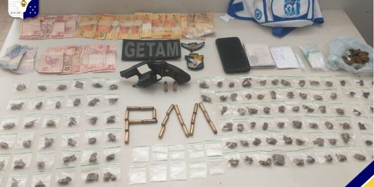 Polícia Militar apreende arma de fogo e prende homem por tráfico de drogas na Coroa do Meio
