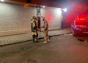 Polícia Militar apreende artefatos explosivos com integrantes de torcida organizada e conduz mais de 100 pessoas à delegacia