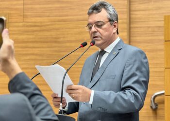 Pimentel parabeniza Governo por investir na climatização das escolas