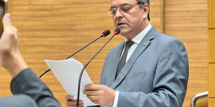 Pimentel parabeniza Governo por investir na climatização das escolas