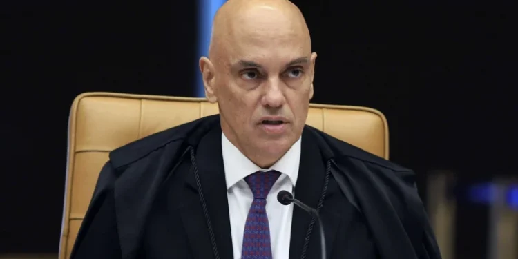 Decisão de Alexandre de Moraes sobre aborto viola autonomia do CFM e julgamento do STF, dizem juristas