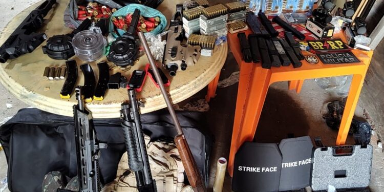 Ação da Polícia Militar resulta na apreensão de arsenal no Bairro 18 do Forte