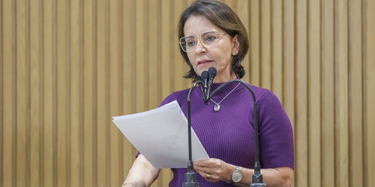 Emília Corrêa: Praia Formosa é retrato do abandono que está