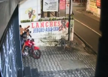 Polícia Civil divulga imagens de suspeitos do furto de motocicleta no Centro de Aracaju