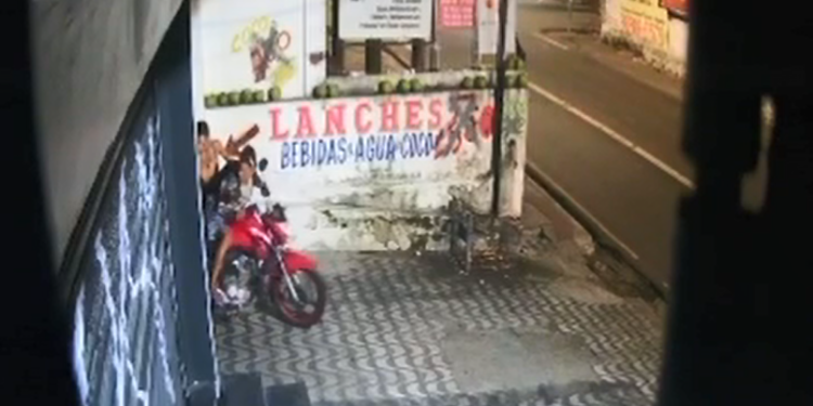 Polícia Civil divulga imagens de suspeitos do furto de motocicleta no Centro de Aracaju