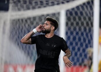 Corinthians vence o Nacional e se mantém vivo na Sul-Americana