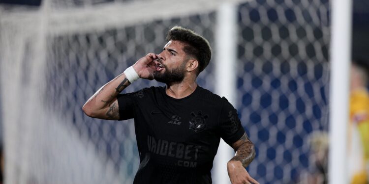 Corinthians vence o Nacional e se mantém vivo na Sul-Americana