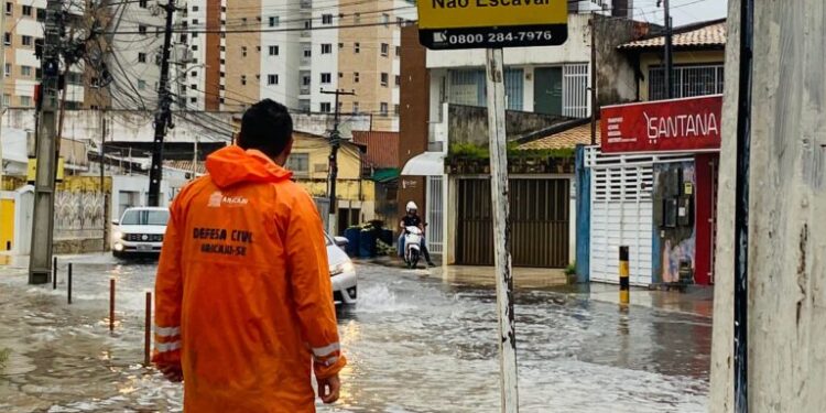Com 94 mm de chuva em 7 horas, PMA reforça monitoramento e atende ocorrências
