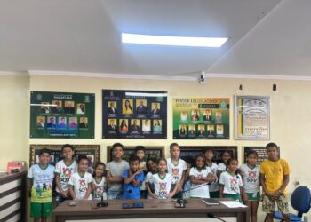 Jovens atendidos pelo CRAS assistem sessão legislativa na Câmara Municipal de Pacatuba 