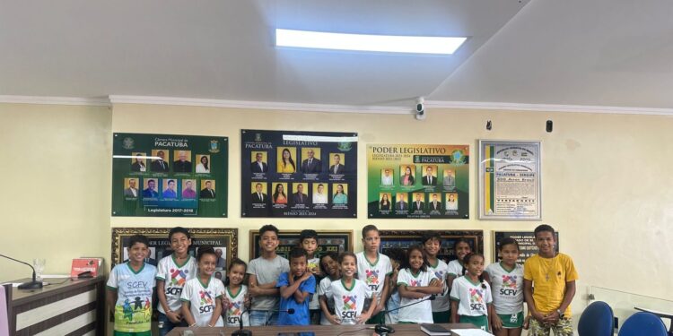 Jovens atendidos pelo CRAS assistem sessão legislativa na Câmara Municipal de Pacatuba 