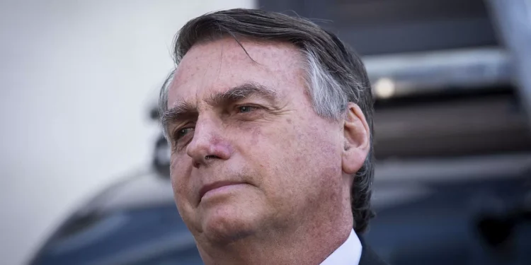 Jair Bolsonaro tem alta após 11 dias internado para tratar erisipela, diz advogado