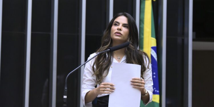 Yandra Moura destaca ações e políticas de prevenção em meio aos desastres naturais