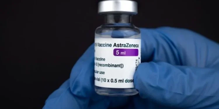 AstraZeneca anuncia fim de produção e distribuição global de vacina contra covid-19