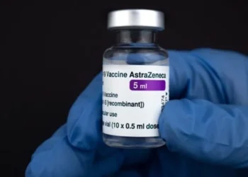 Pela primeira vez, AstraZeneca reconhece efeito adverso raro em vacina contra covid-19