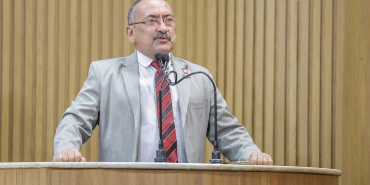 “Não é de hoje que faço esse apelo e nada é feito. A situação está cada vez mais crítica”, afirma vereador Cícero do Santa Maria sobre contenção de morro