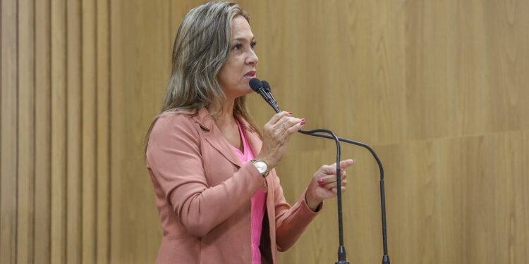 Sheyla chama atenção das autoridades para colapso da pediatria em Sergipe