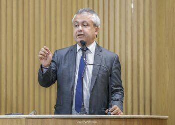 “Era indispensável que parlamentares e os partidos políticos aceitassem renunciar pelo menos 50% do fundo eleitoral”, sugere Elber Batalha