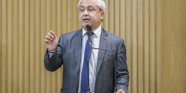 “Era indispensável que parlamentares e os partidos políticos aceitassem renunciar pelo menos 50% do fundo eleitoral”, sugere Elber Batalha