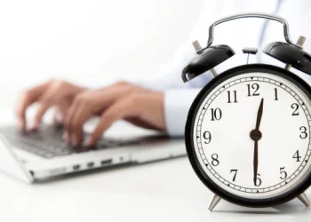 Sete a cada dez brasileiros apoiam a semana de quatro dias de trabalho, divulga pesquisa