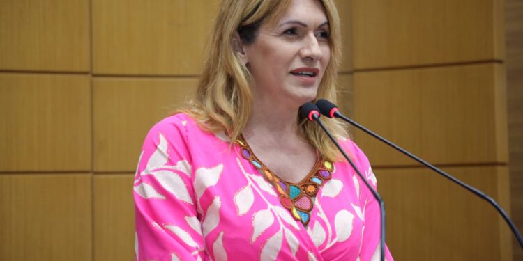 Linda Brasil lamenta dificuldades de tratamento para ostomizados