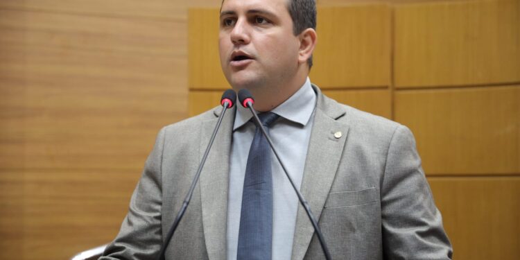 Marcos Oliveira destaca Atheneu ONU e pergunta sobre destino do Fundo de Pobreza