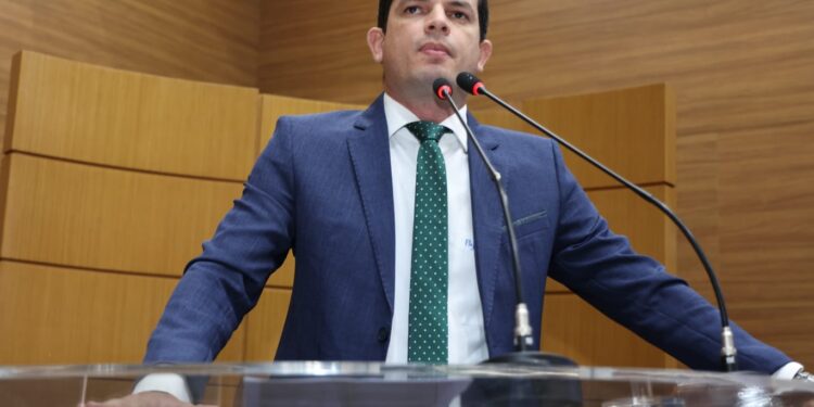 Paulo Jr. critica superlotação em hospitais e cobra abertura de UTIs Pediátricas