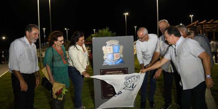 Prefeito Edvaldo inaugura praça Conselheiro Tertuliano Azevedo no bairro Aruana