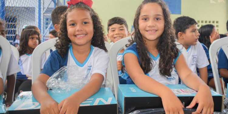 Escola Tech: Prefeitura oferece suporte tecnológico ao uso dos notebooks educacionais