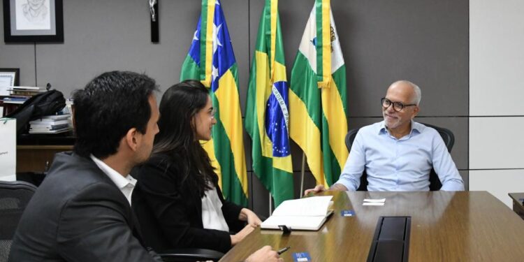 Prefeito recebe representantes do NBD que acompanham obras do programa Aracaju Cidade do Futuro