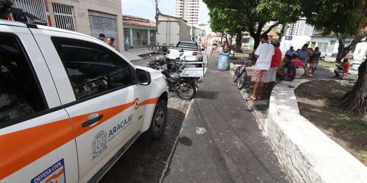 Devido às chuvas, moradores evacuam preventivamente o Largo da Aparecida, em Aracaju