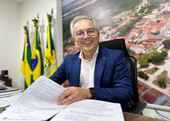 Prefeito de São Cristóvão sanciona lei que reajusta salários dos servidores municipais