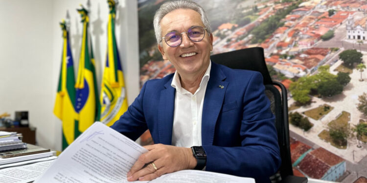Prefeito de São Cristóvão sanciona lei que reajusta salários dos servidores municipais