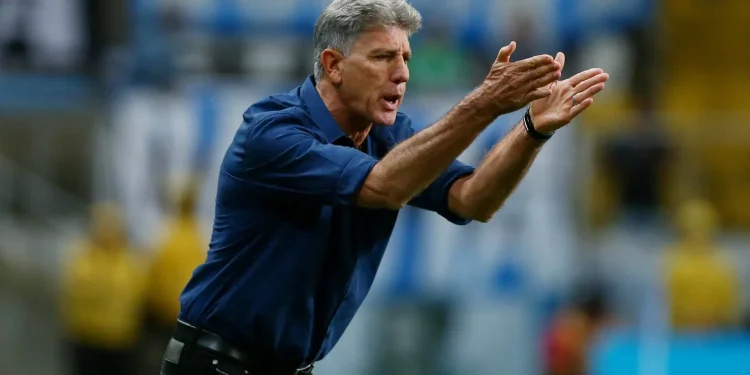Técnico do Grêmio, Renato Gaúcho é resgatado após ficar ilhado em hotel no RS