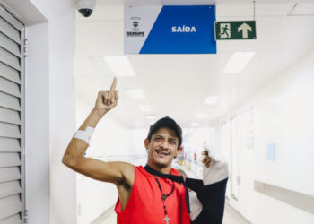Paciente que realizou transplante de mão no Huse recebe alta e comemora sucesso do procedimento