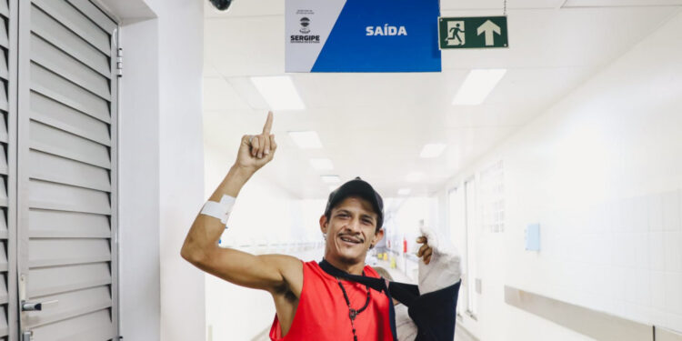 Paciente que realizou transplante de mão no Huse recebe alta e comemora sucesso do procedimento