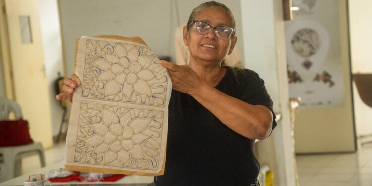 Artesãs de Divina Pastora se sentem honradas com homenagem à renda irlandesa no palco do Arraiá do Povo