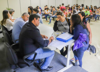 Trabalhadores comemoram novos empregos intermediados pela Secretaria do Trabalho