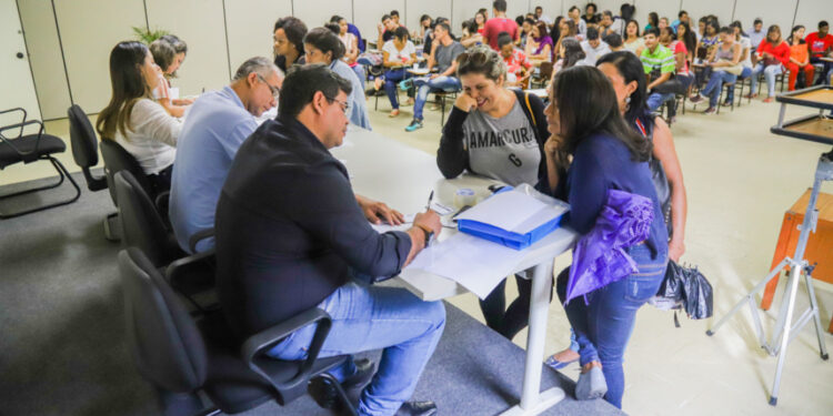 Trabalhadores comemoram novos empregos intermediados pela Secretaria do Trabalho
