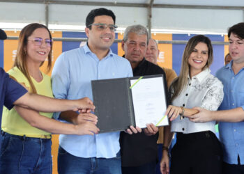 Governador em exercício inaugura obras estruturantes e entrega sementes a agricultores em Malhada dos Bois